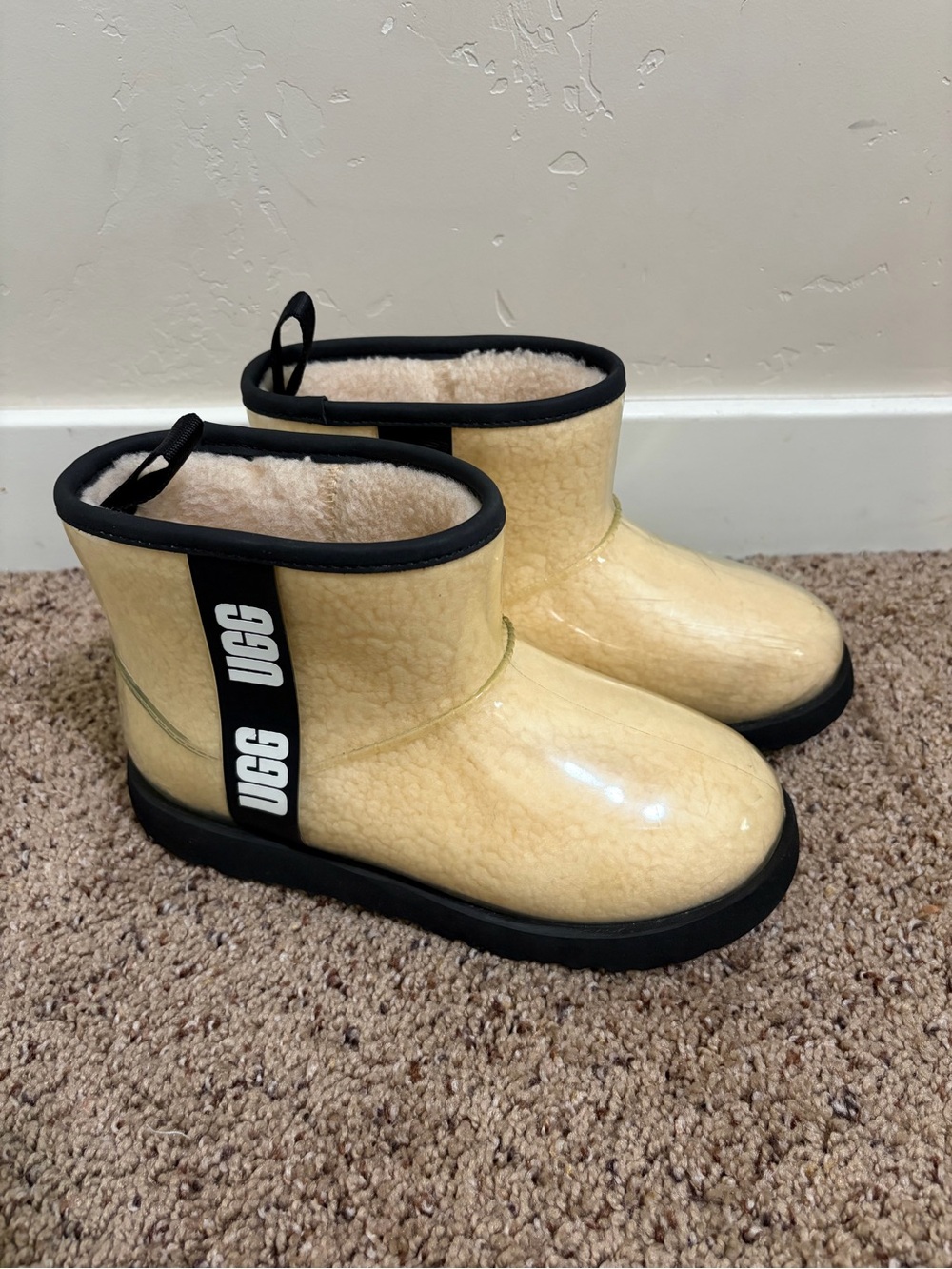 UGG Classic Clear Mini II Boot 'Natural Black Size 4 Kids 1112386K